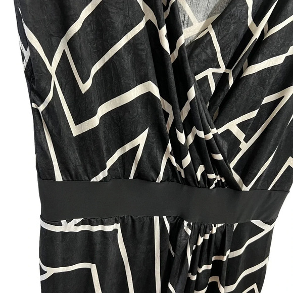 Fashion to Figure Black and White Geometric Print Blouse Plus 1X Draped V Neck - Picture 4 of 5